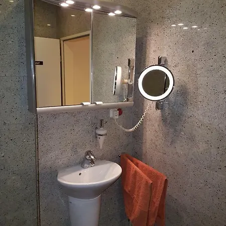 Apartment Wohnen Im Souterrain Einer